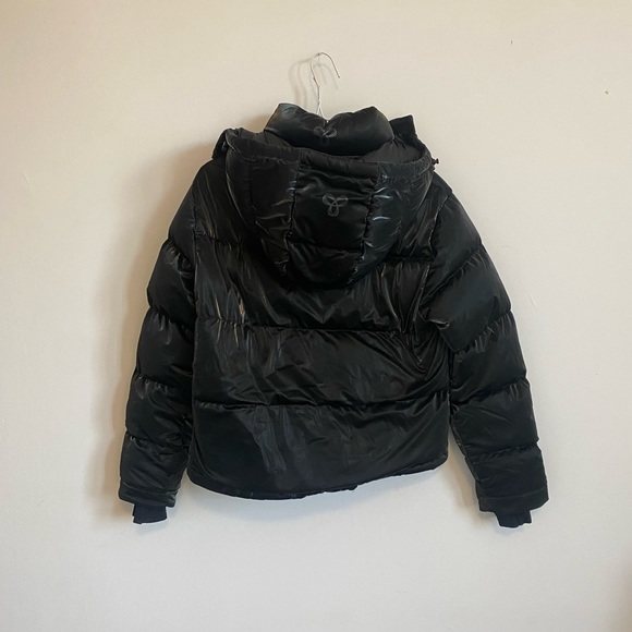 ARITZIA SUPER PUFF SHORTY 🖤 - Picture 2 of 3